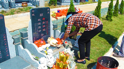 平安出行,请注意错峰出行! 文明清明,请选择鲜花拜祭! 平安出行,请注意错峰出行! 文明清明,请选择鲜花拜祭!