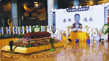 在朝祖坛内举行追悼仪式 在朝祖坛内举行追悼仪式