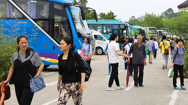 寿山区停车场忙碌的拜山民众