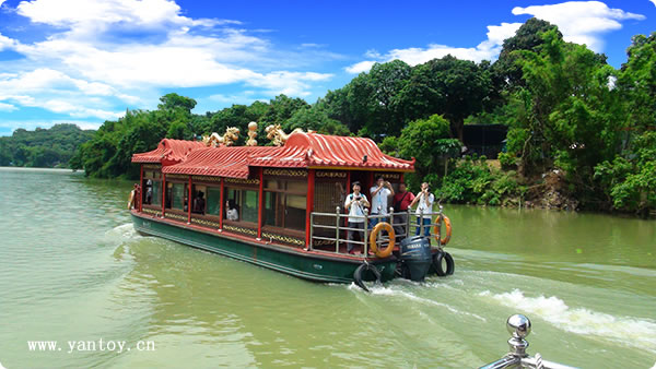 长者们乘坐古香古色的游船游览增江河