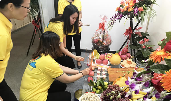 公司财务员工为开张祈福