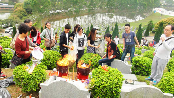 清明节日祭祖繁忙景象