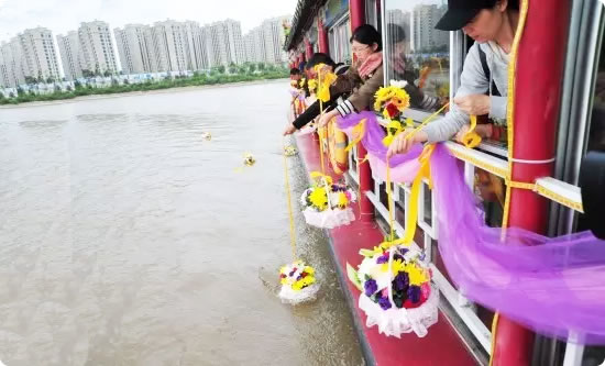 牡丹江市举行第二届公益性骨灰江葬活动 牡丹江市举行第二届公益性骨灰江葬活动