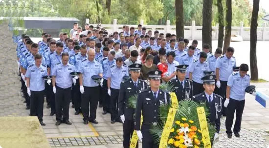 禁毒英雄贾巴伍各安葬西昌烈士陵园 禁毒英雄贾巴伍各安葬西昌烈士陵园