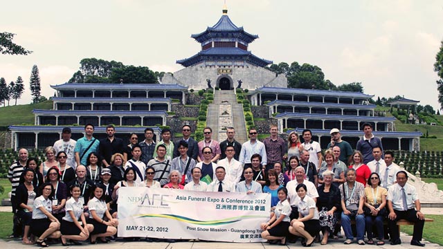 亚洲殡葬博览会参观团与公司员工集体合影留念