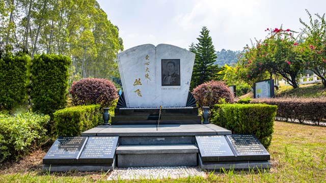 丛飞纪念碑坐落在万安园艺术二区名人苑