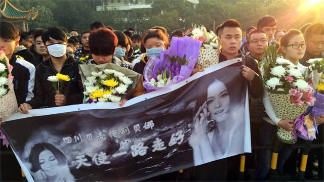 姚贝娜歌迷含泪送 歌手姚贝娜遗体告别仪式举行